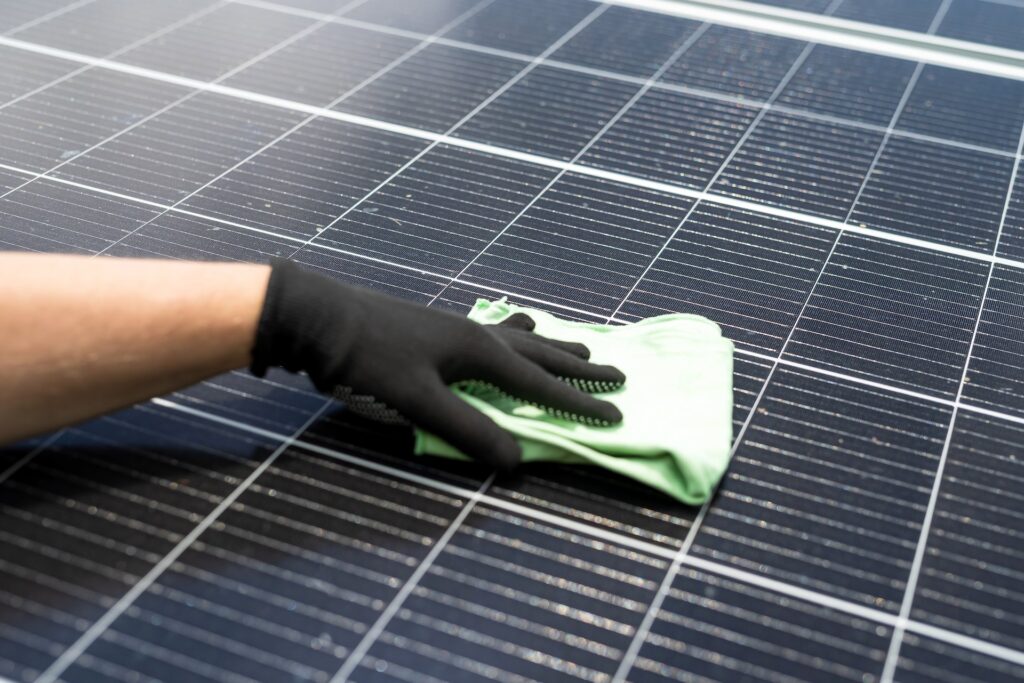 zonnepanelen schoonmaken met autoshampoo